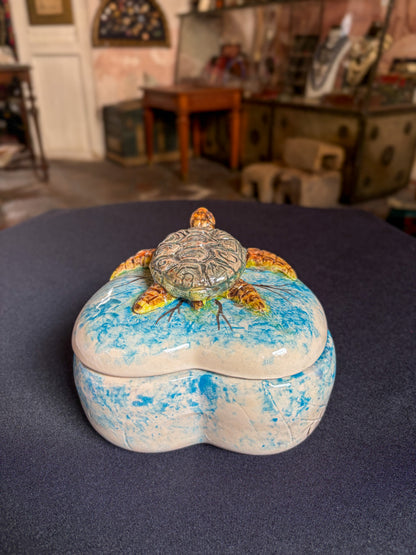 Hand-painted ceramic heart-shaped jewelry box with turtle, Cuernavaca Morelos Mexico, 2025, Mexican folk art, overhead view, turtle on lid