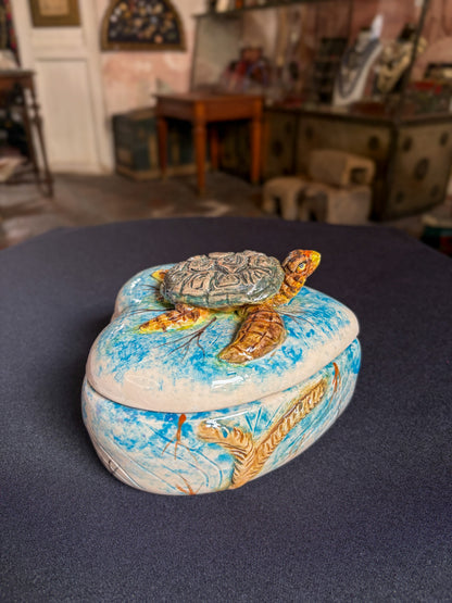 Hand-painted ceramic heart-shaped jewelry box with turtle, Cuernavaca Morelos Mexico, 2025, Mexican folk art, painted side detail