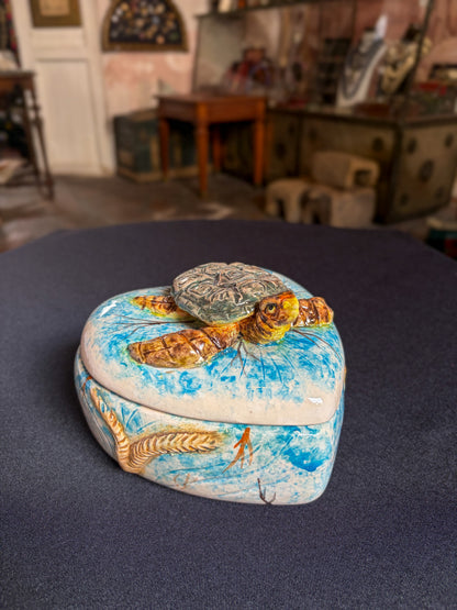 Hand-painted ceramic heart-shaped jewelry box with turtle, Cuernavaca Morelos Mexico, 2025, Mexican folk art, painted turtle, box body side