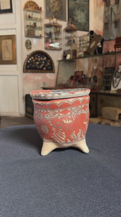 Vasija de Barro de Tres Patas / Three-Legged Clay Vessel